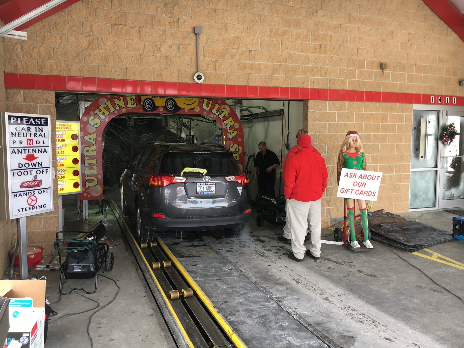 Workers at the Goo-Goo Express Car Wash brave single digit temperatures to get cars clean. Wayne Baker/Staff