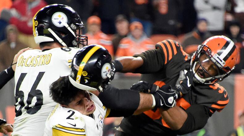 Cleveland Browns defensive end Myles Garrett, right, hits Pittsburgh Steelers quarterback Mason Rudolph (2) over the head with his helmet during the second half at FirstEnergy Stadium in Cleveland, Ohio, on November 14, 2019. (Jason Miller/Getty Images/TNS)