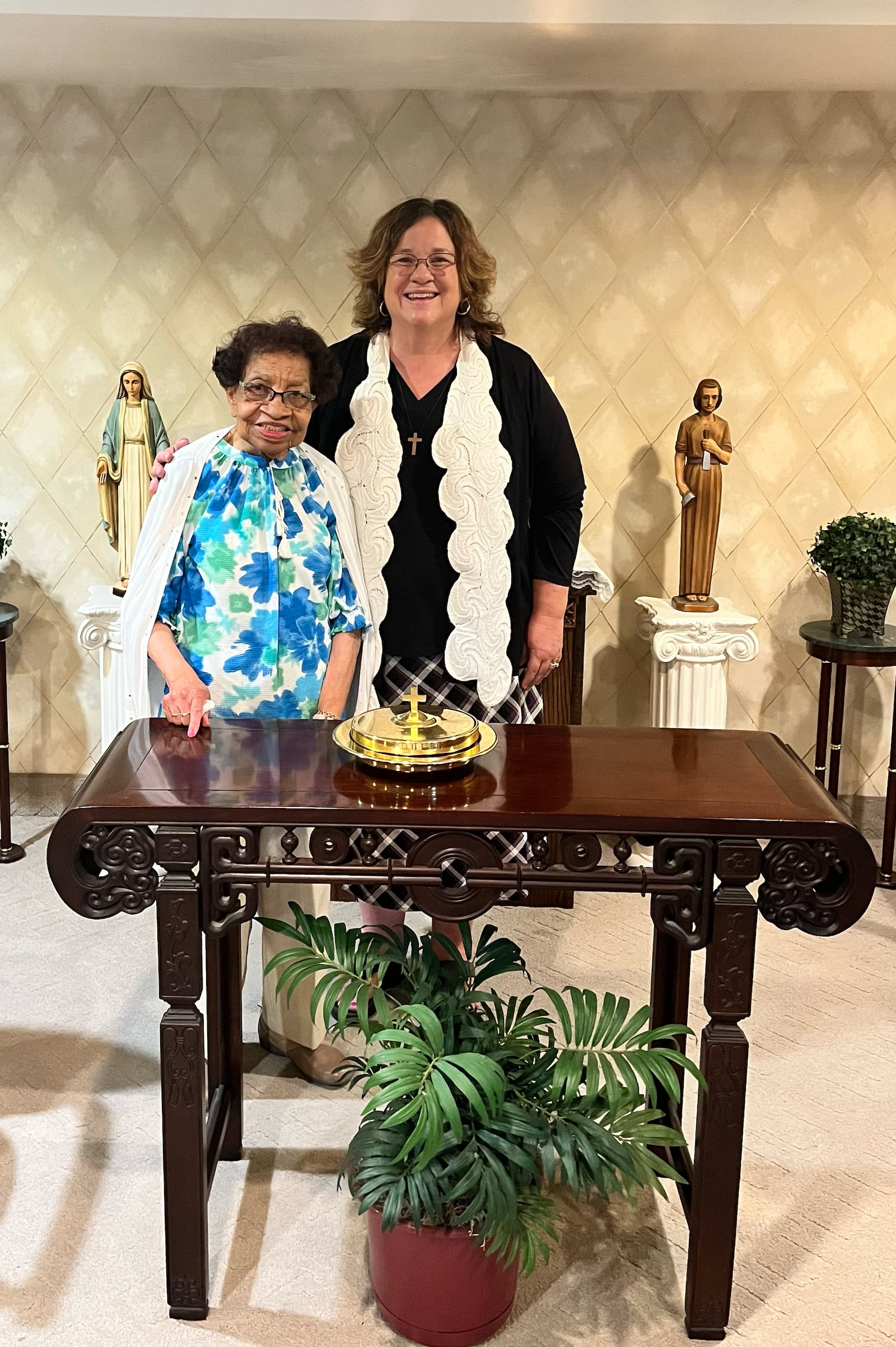 Springfield resident Alice Marshall with Jody Noble, pastor of Covenant Presbyterian Church, serving communion at Oakwood Village retirement community, where Marshall lived the last eight years of her life. PHOTO CONTRIBUTED BY JODY NOBLE.