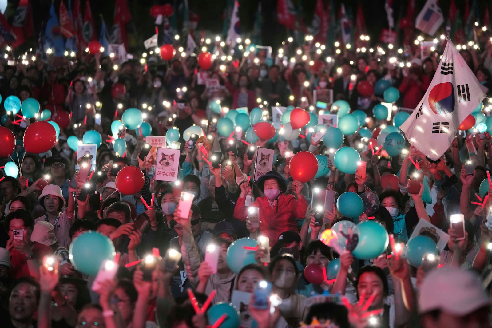 FILE - Supporters of Kim Moon Soo, presidential candidate for the People Power Party, attend a campaign rally in Seoul, South Korea, Monday, June 2, 2025. (AP Photo/Ahn Young-joon, File)