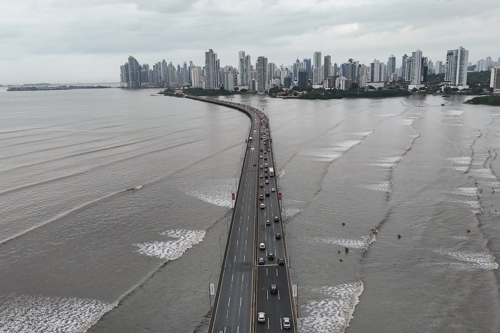 Cars are at a standstill along the Pan-American Highway in Panama City, Wednesday, July 30, 2025, following a tsunami warning after a powerful earthquake struck off the coast of Russia early Wednesday. (AP Photo/Matias Delacroix)