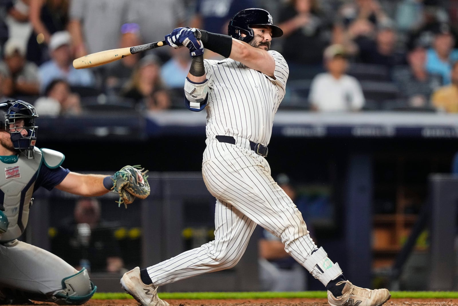 New York Yankees' Austin Wells (28) hits a single during the ninth inning of a baseball game against the Seattle Mariners, Thursday, July 10, 2025, in New York. (AP Photo/Yuki Iwamura)