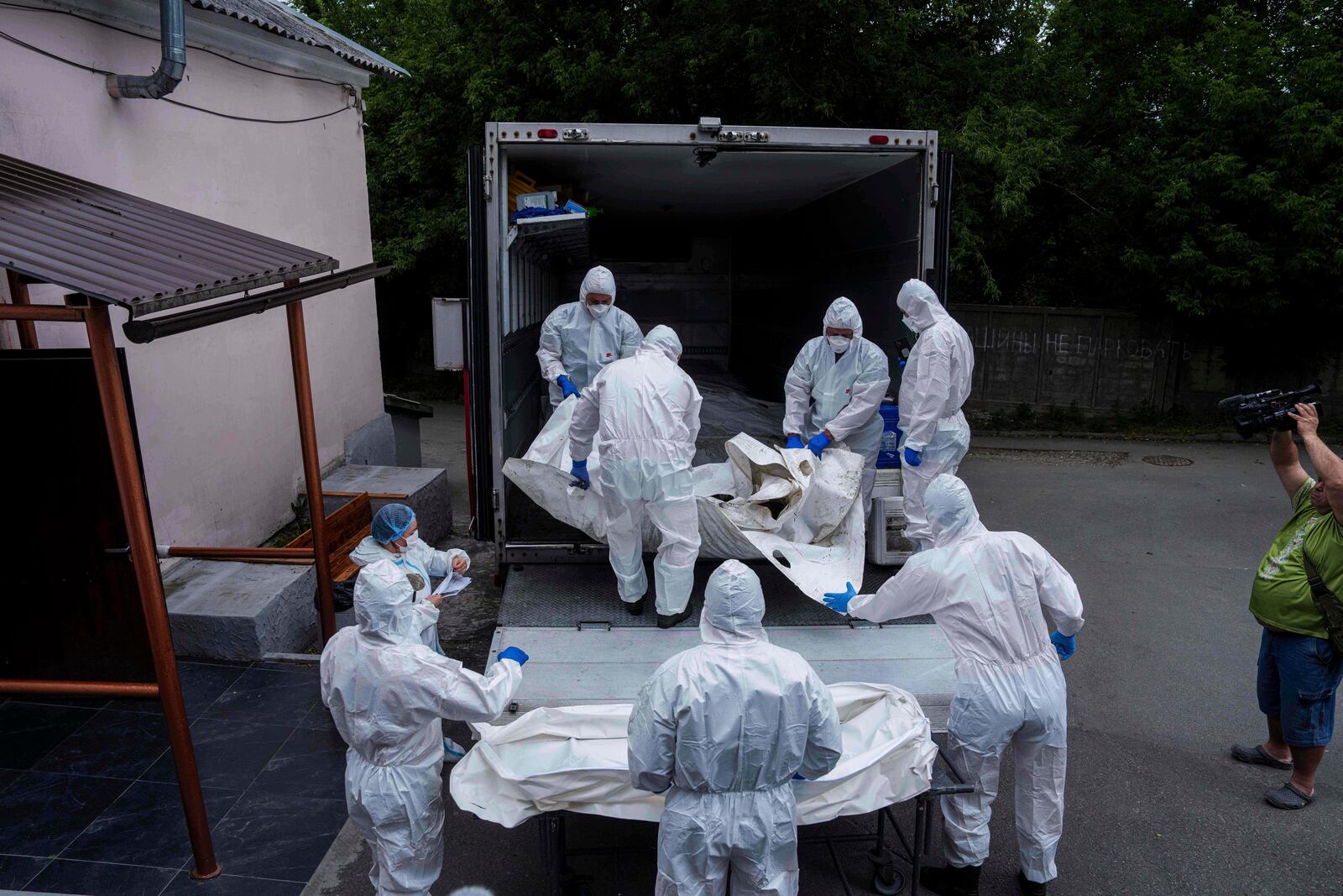 Ukrainian servicemen carry a body of their comrade repatriated from Russia, at the morgue in Kyiv, Ukraine, on Thursday, June 26, 2025. (AP Photo/Evgeniy Maloletka)