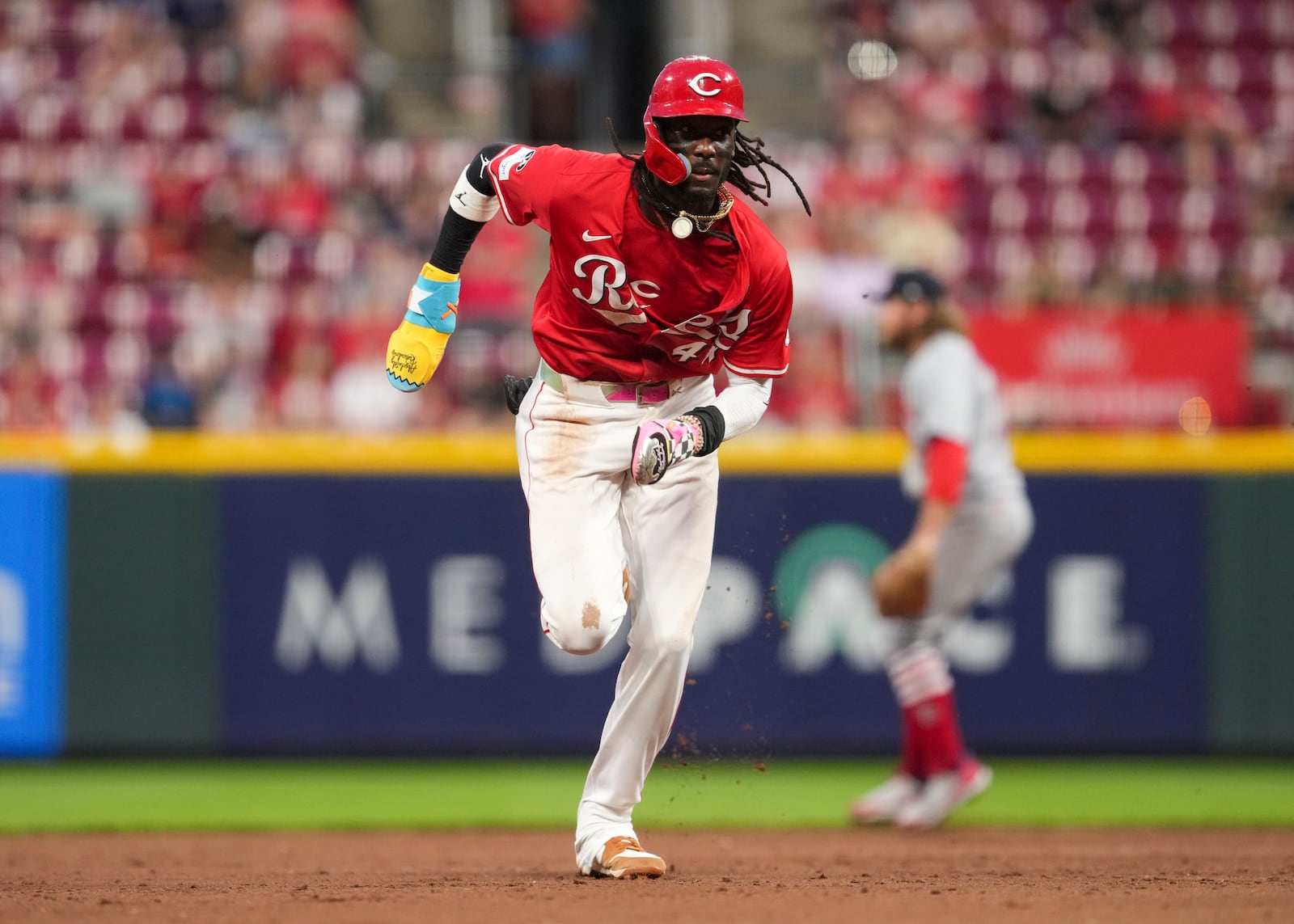 Cincinnati Reds' Elly De La Cruz rounds third base and scores on a single by Santiago Espinal during the sixth inning of the second baseball game of a doubleheader against the St. Louis Cardinals, Wednesday, April 30, 2025, in Cincinnati. (AP Photo/Jeff Dean)
