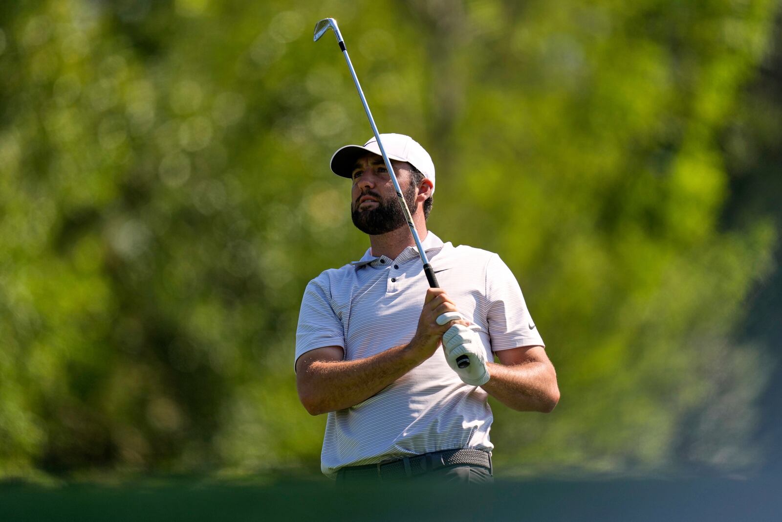 Scottie Scheffler watches his tee shot on the fourth hole during the first round at the Masters golf tournament, Thursday, April 10, 2025, in Augusta, Ga. (AP Photo/David J. Phillip)