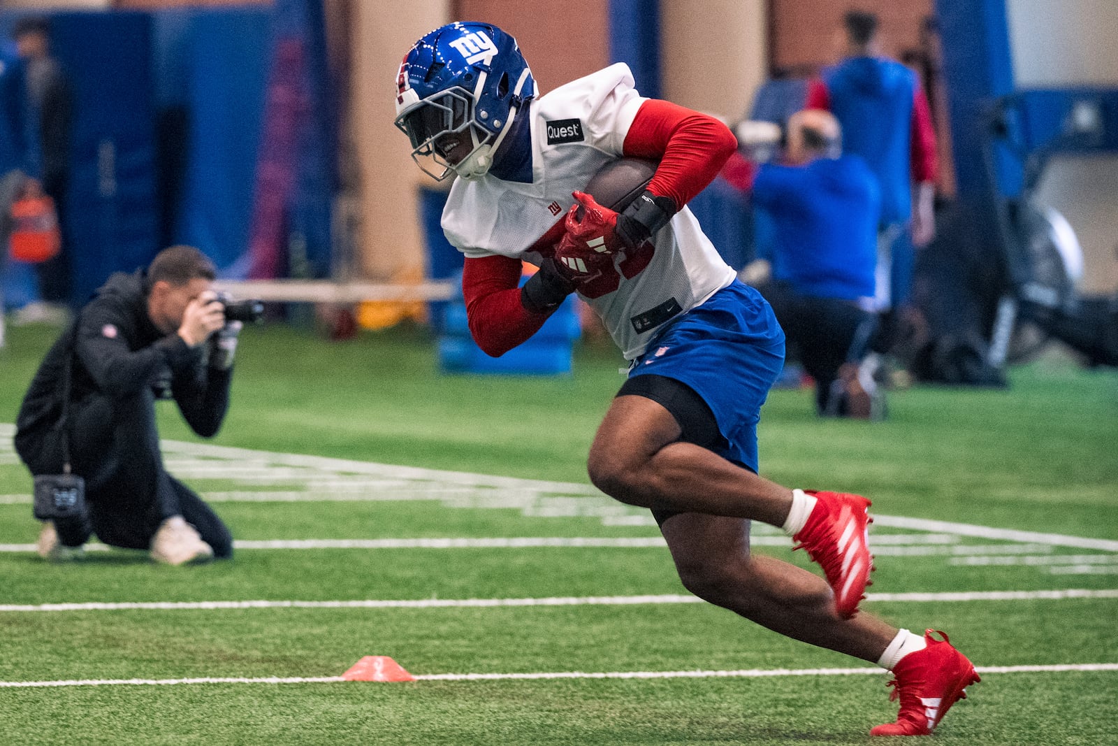 Rookie New York Giants linebacker Abdul Carter (51) runs with a ball during the NFL football team's rookie minicamp, Friday, May 9, 2025, in East Rutherford, N.J. (AP Photo/Angelina Katsanis)