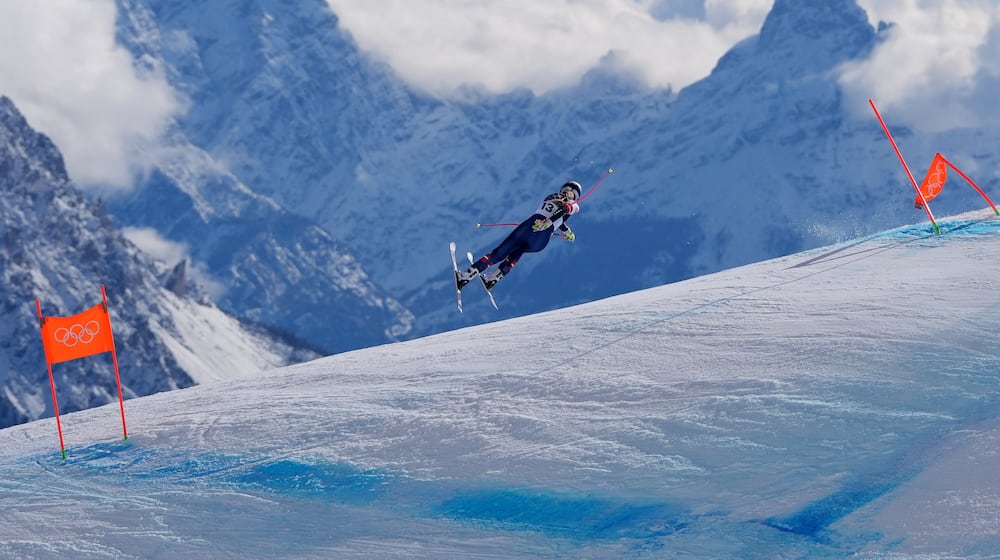 United States' Lindsey Vonn crashes during an alpine ski women's downhill race, at the 2026 Winter Olympics, in Cortina d'Ampezzo, Italy, Sunday, Feb. 8, 2026. (AP Photo/Jacquelyn Martin)