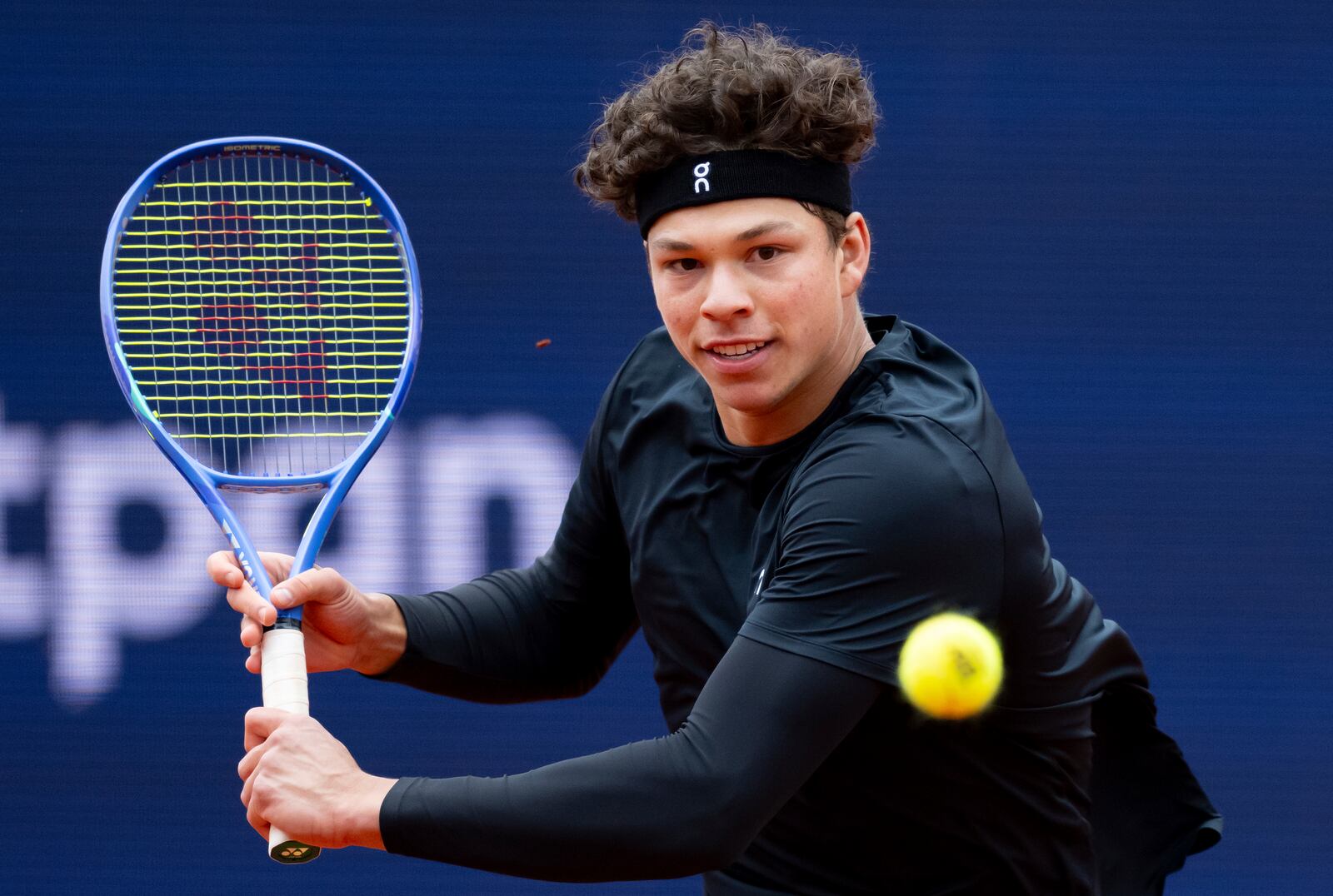 Ben Shelton from the US returns the ball to Italy's Luciano Darderi during the men's singles quarterfinal match at the Munich tennis tournament, in Munich, Germany, Friday April 18, 2025. (Sven Hoppe/dpa via AP)