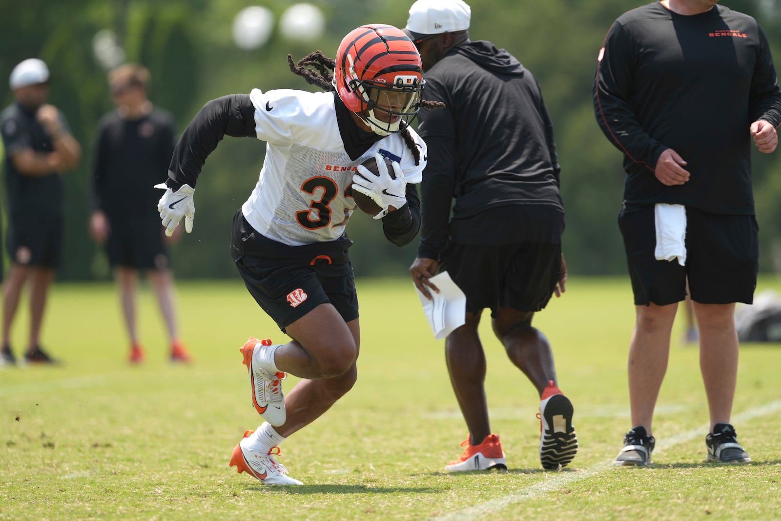 Cincinnati Bengals running back Gary Brightwell (32) runs drills during NFL football practice Tuesday, June 3, 2025, in Cincinnati. (AP Photo/Kareem Elgazzar)