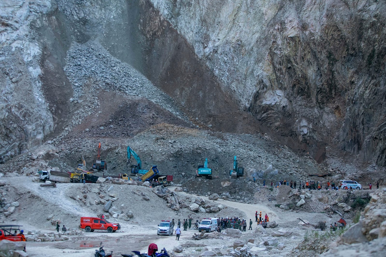 Rescuers search for victims after a natural stones quarry collapsed in Cirebon district, West Java province, Indonesia, Friday, 30, 2025. (AP Photo/Okri Riyana)