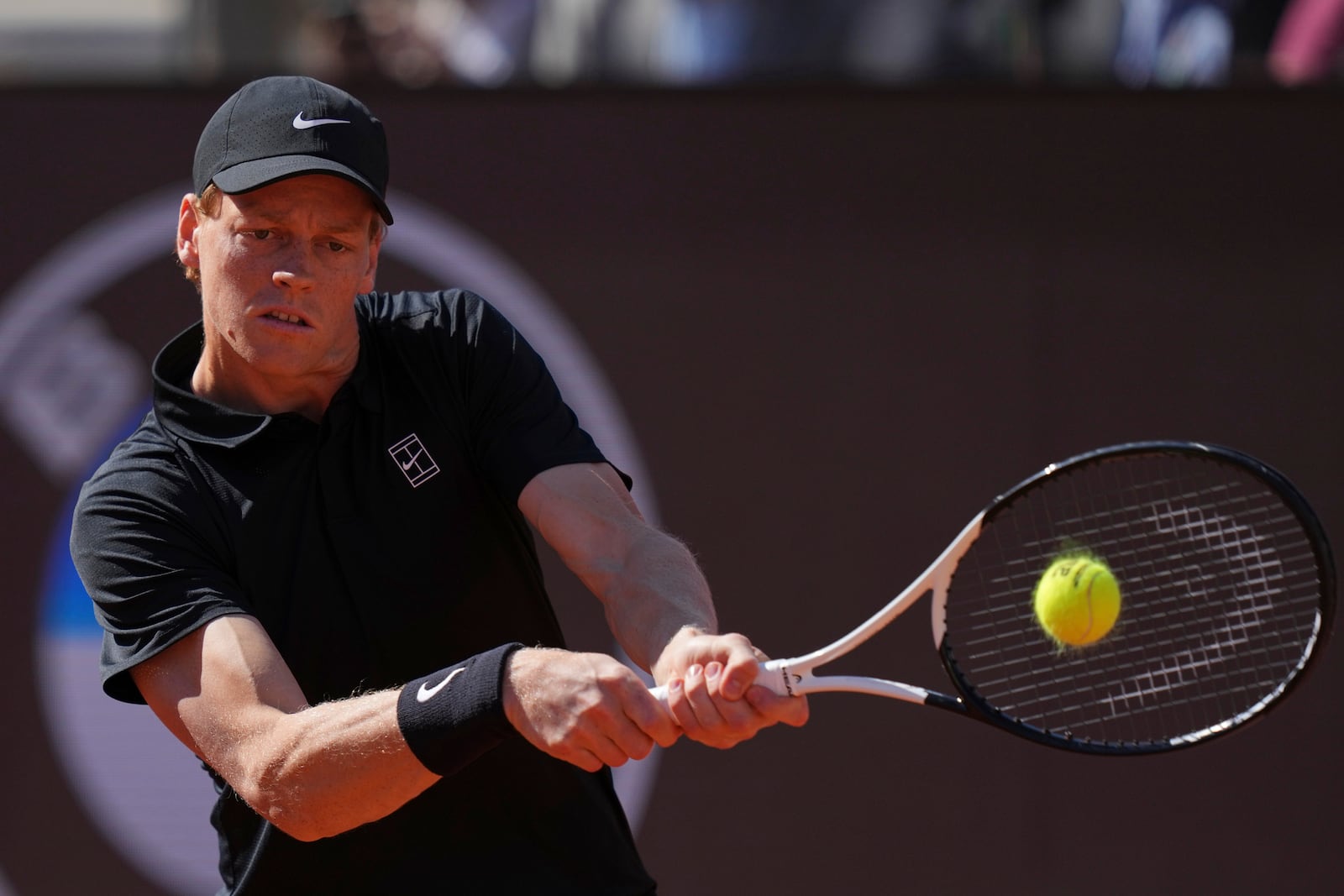 Italy's Jannik Sinner returns the ball to Netherlands' Jesper De Jong during their tennis match at the Italian Open at the Foro Italico, in Rome, Monday, May 12, 2025. (Alfredo Falcone/LaPresse via AP)