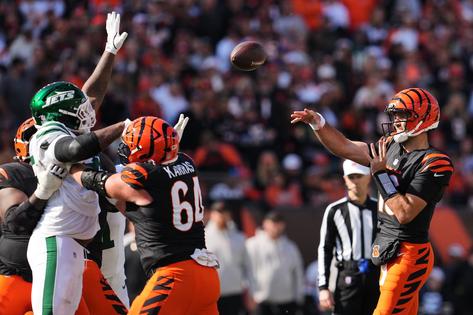 Cincinnati Bengals quarterback Joe Flacco throws a pass during the first half of an NFL football game against the New York Jets, Sunday, Oct. 26, 2025, in Cincinnati. (AP Photo/Jeff Dean)