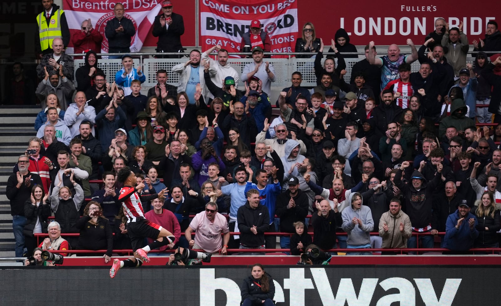 Brentford's Kevin Schade celebrates scoring their side's third goal of the game during the English Premier League soccer match between Brentford and Manchester United at the Gtech Community Stadium, London, Sunday, May 4, 2025. (John Walton/PA via AP)