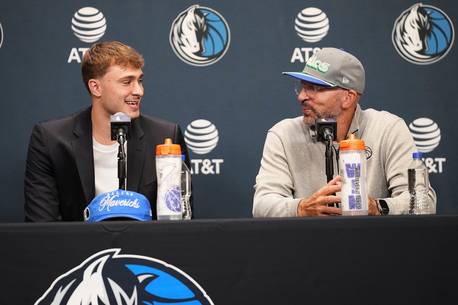 Dallas Mavericks' Cooper Flagg, left, the No. 1 overall pick in the NBA draft, smiles at head coach Jason Kidd, right, as they respond to questions during an NBA basketball press conference at the team's practice facility, Friday, June 27, 2025, in Dallas. (AP Photo/Tony Gutierrez)