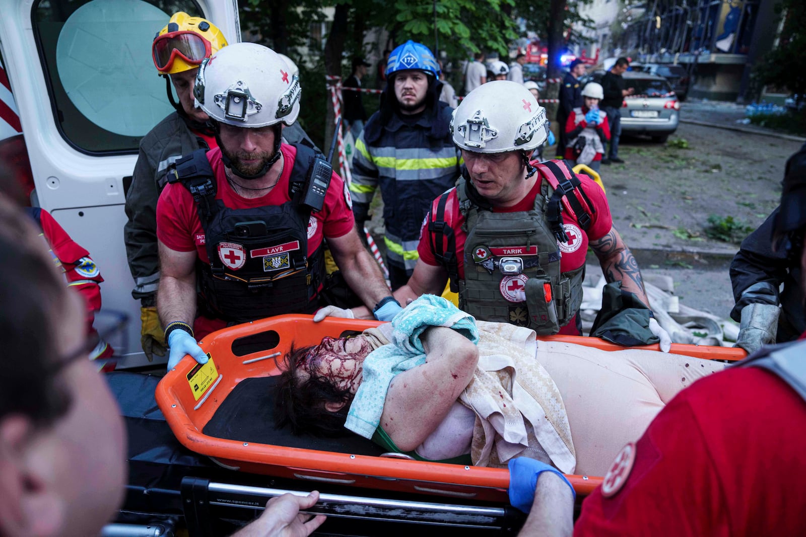 Red Cross volunteers evacuate an injured woman from a multi-storey residential house destroyed by a Russian strike in Kyiv, Ukraine, on Tuesday, June 17, 2025. (AP Photo/Evgeniy Maloletka)