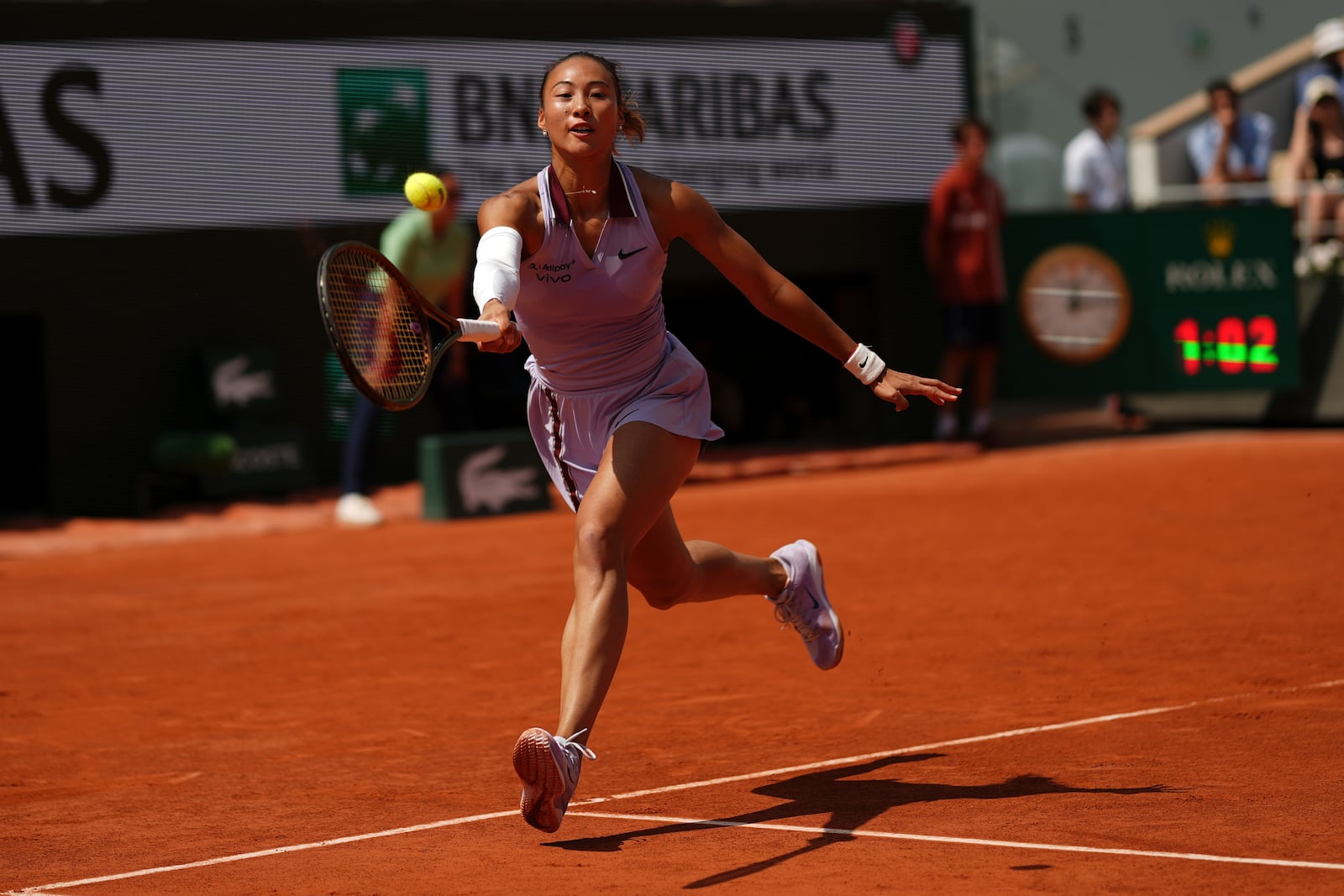 China's Qinwen Zheng plays a shot against Aryna Sabalenka of Belarus during their quarterfinal match of the French Tennis Open at the Roland-Garros stadium in Paris, Tuesday, June 3, 2025. (AP Photo/Aurelien Morissard)