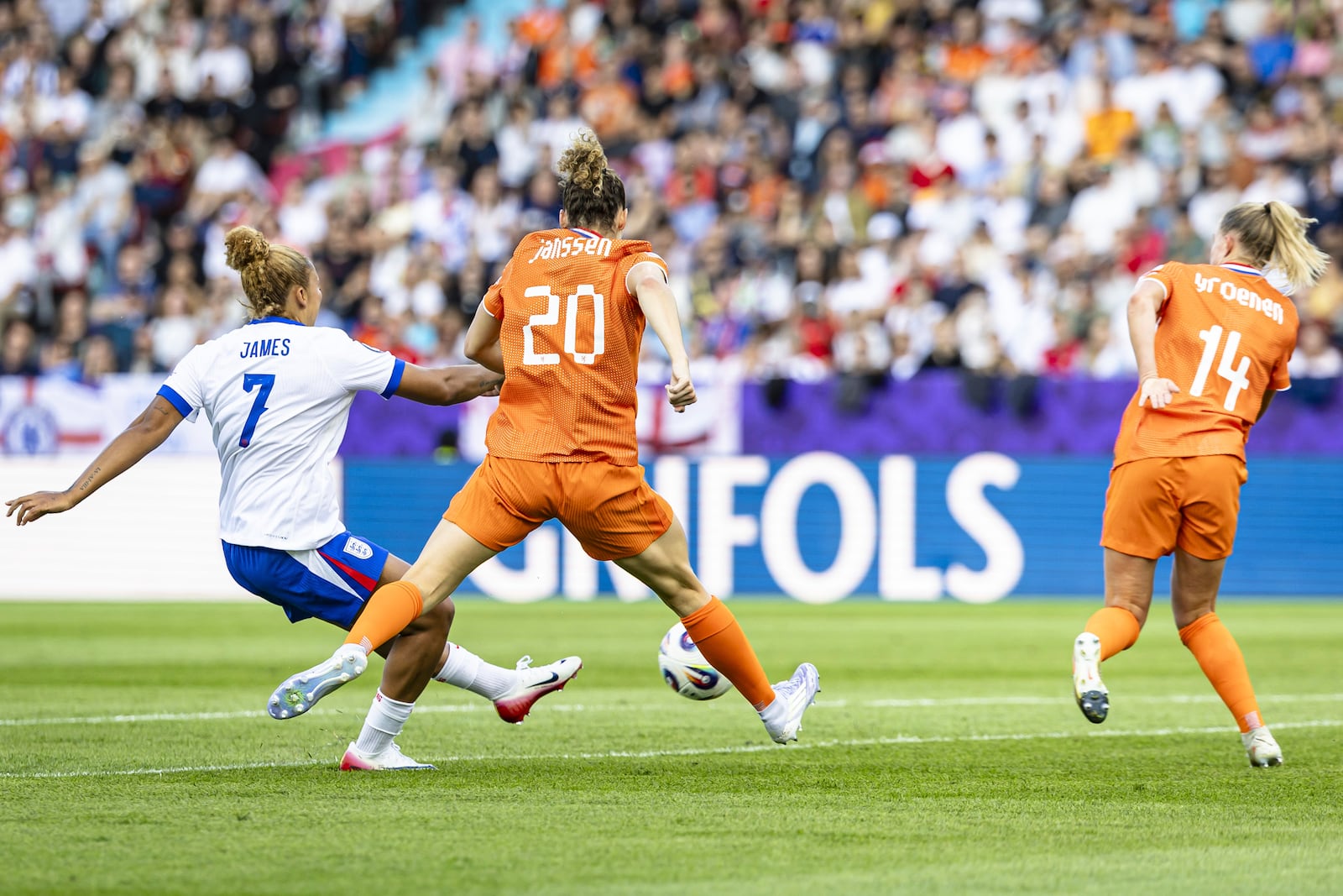 England's Lauren James, left, scores the opening goal during theEuro 2025, group D, soccer match between England and the Netherlands in Zurich, Switzerland, Wednesday, July 9, 2025. (Michael Buholzer/Keystone via AP)