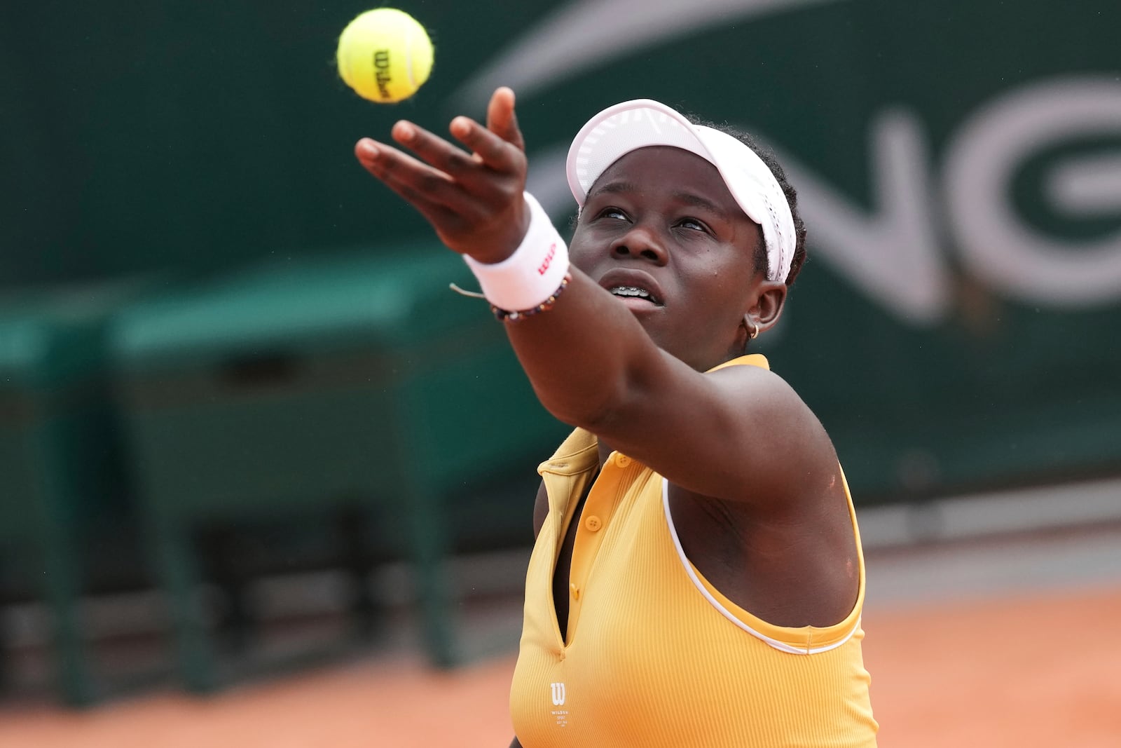 Canada's Victoria Mboko serves against New Zealand's Lulu Sun during their first round match of the French Tennis Open, at the Roland-Garros stadium, in Paris, Sunday May 25, 2025. (AP Photo/Christophe Ena)