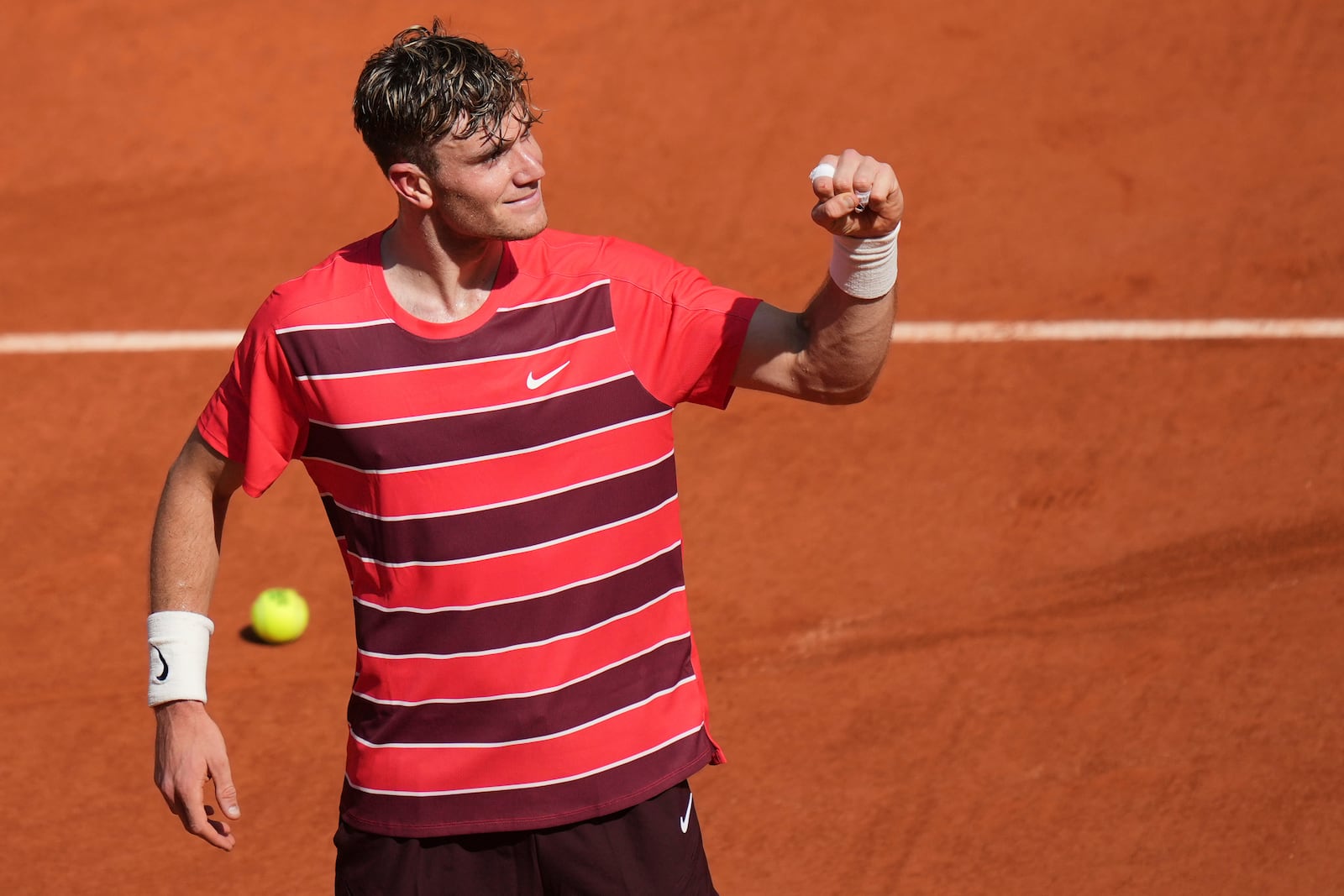 Britain's Jack Draper celebrates beating Brazil's Joao Fonseca during their third round match of the French Tennis Open, at the Roland-Garros stadium, in Paris, Saturday, May 31, 2025. (AP Photo/Thibault Camus)