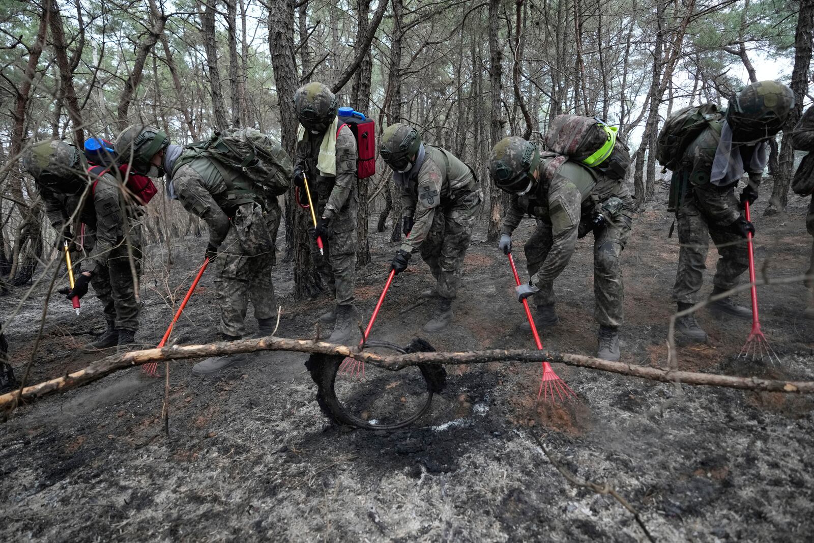 South Korean army soldiers work to prevent the further spread of wildfires in Uiseong, South Korea, Thursday, March 27, 2025. (AP Photo/Ahn Young-joon)