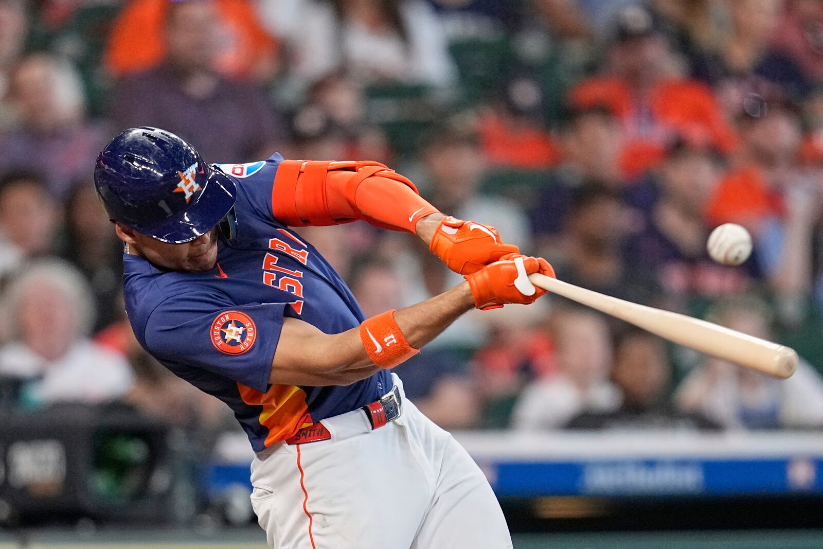 Houston Astros' Cam Smith hits a RBI double against the Seattle Mariners during the sixth inning of a baseball game Sunday, May 25, 2025, in Houston. (AP Photo/David J. Phillip)