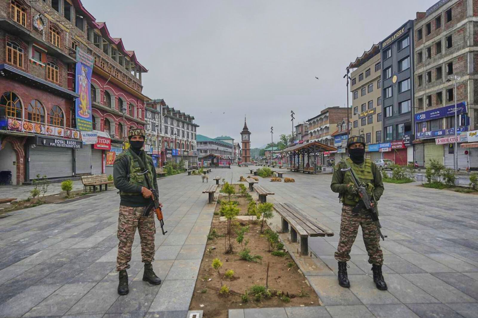 Indian paramilitary soldiers stand guard after loud explosions were heard in Srinagar, in Indian controlled Kashmir, Saturday, May 10, 2025.(AP Photo/Mukhtar Khan)