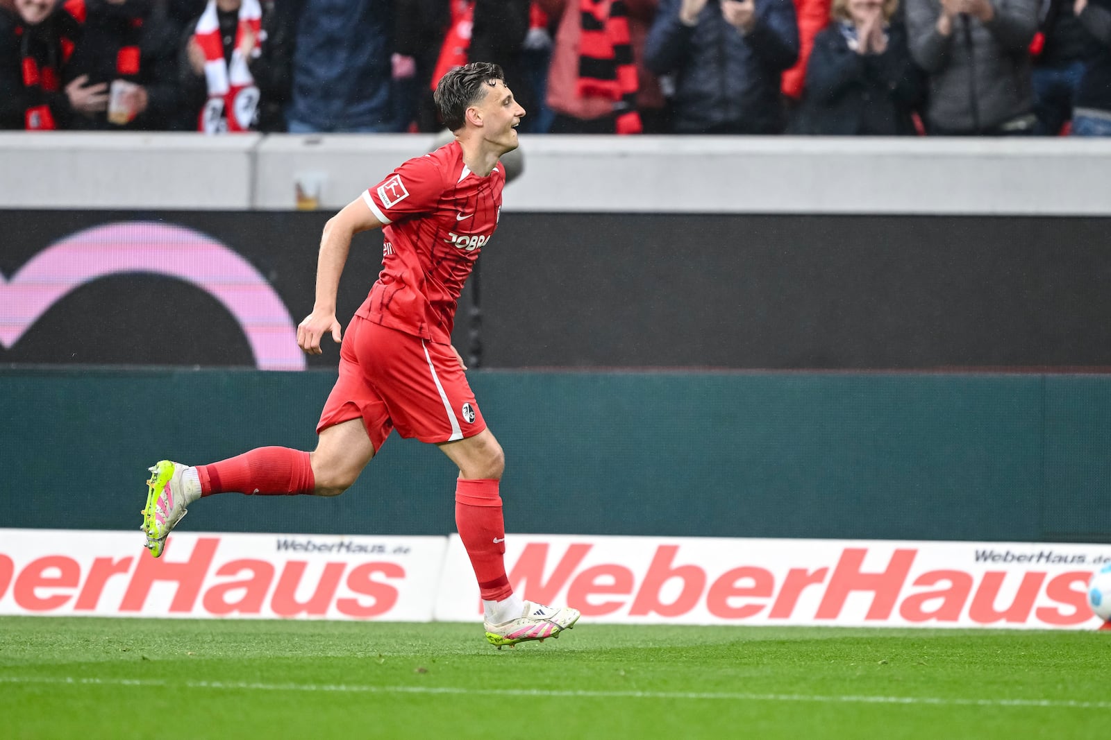 Freiburg's Maximilian Eggestein celebrates scoring a goal, during the German Bundesliga soccer match between, SC Freiburg and Bayer Leverkusen, at Europa-Park Stadium, in Freiburg im Breisgau, Germany, Sunday, May 4, 2025. (Harry Langer/dpa via AP)