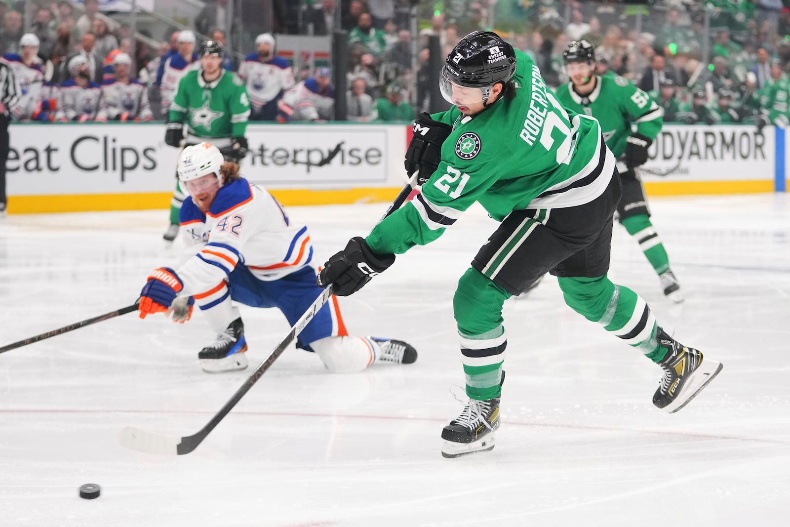 Dallas Stars left wing Jason Robertson (21) scores against the Edmonton Oilers during the third period of Game 5 of the Western Conference finals in the NHL hockey Stanley Cup playoffs, Thursday, May 29, 2025, in Dallas. (AP Photo/Julio Cortez)