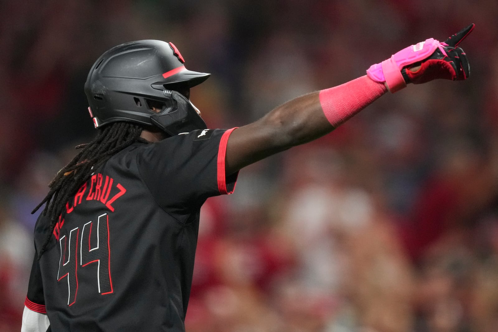 Cincinnati Reds' Elly De La Cruz gestures as he rounds the bases after hitting a solo home run during the sixth inning of a baseball game against the Chicago Cubs, Friday, Sept. 19, 2025, in Cincinnati. (AP Photo/Jeff Dean)