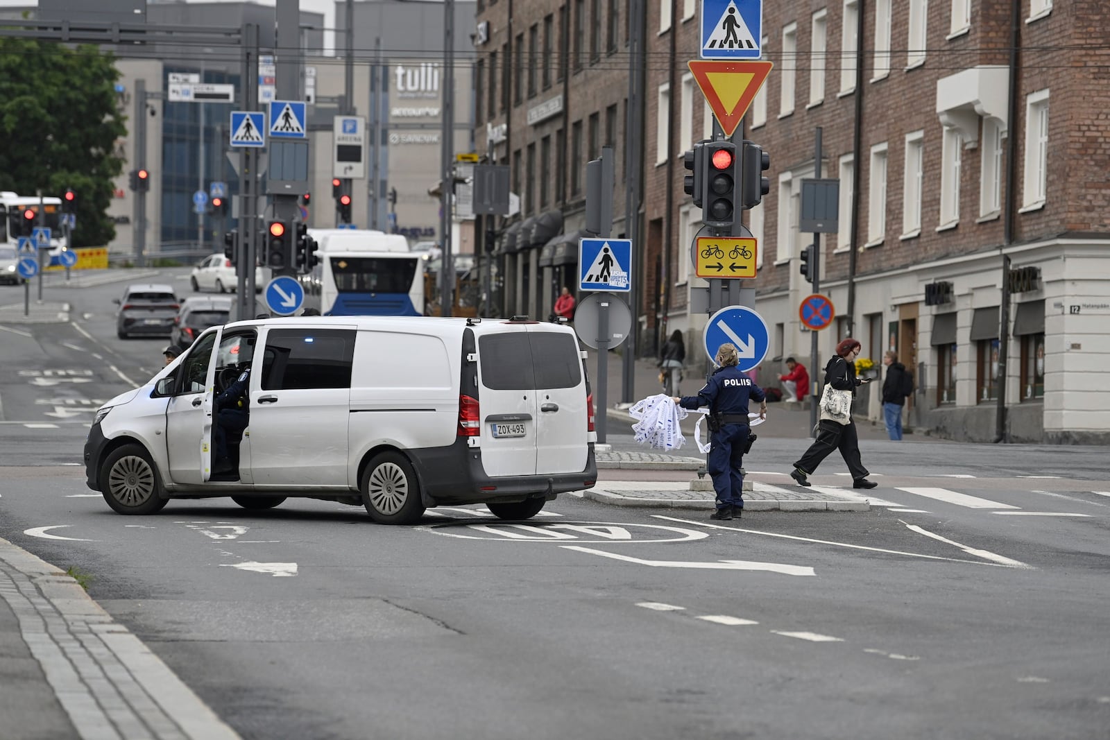 Police cremoves a cordon outside the Ratina shopping centre in Tampere, Finland, Thursday July 3, 2025, after several people were stabbed. (Saara Peltola/Lehtikuva via AP)