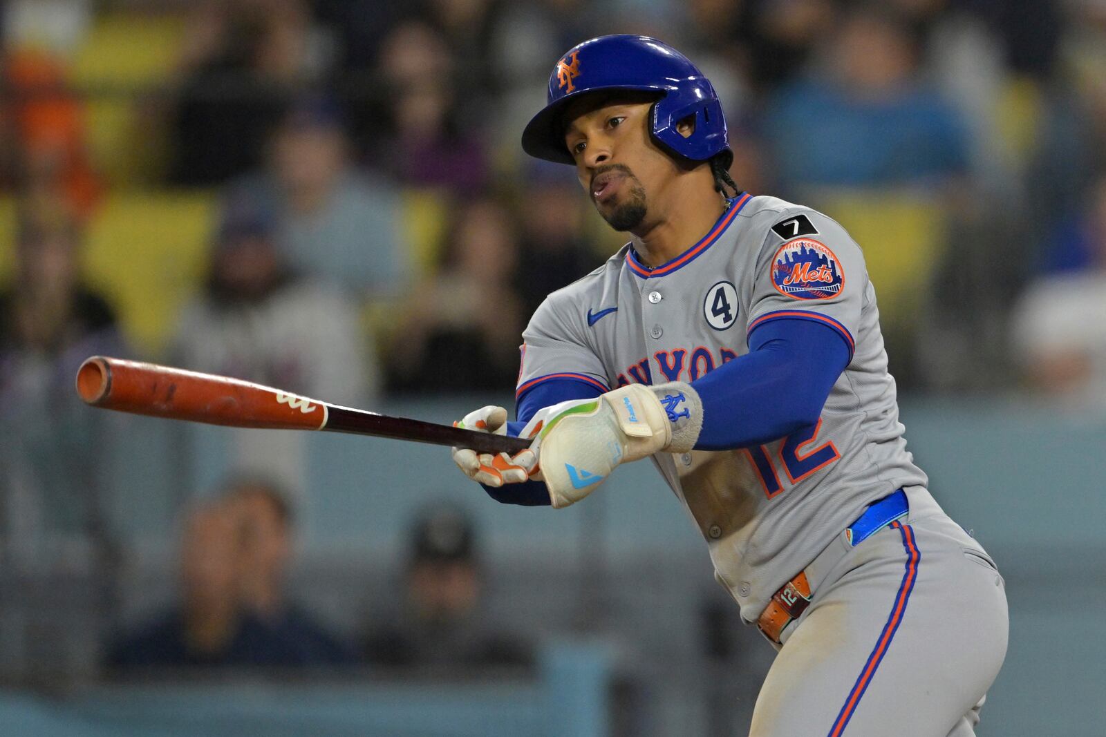 New York Mets' Francisco Lindor singles in a run in the tenth inning of a baseball game against the Los Angeles Dodgers, Monday, June 2, 2025, in Los Angeles. (AP Photo/Jayne Kamin-Oncea)