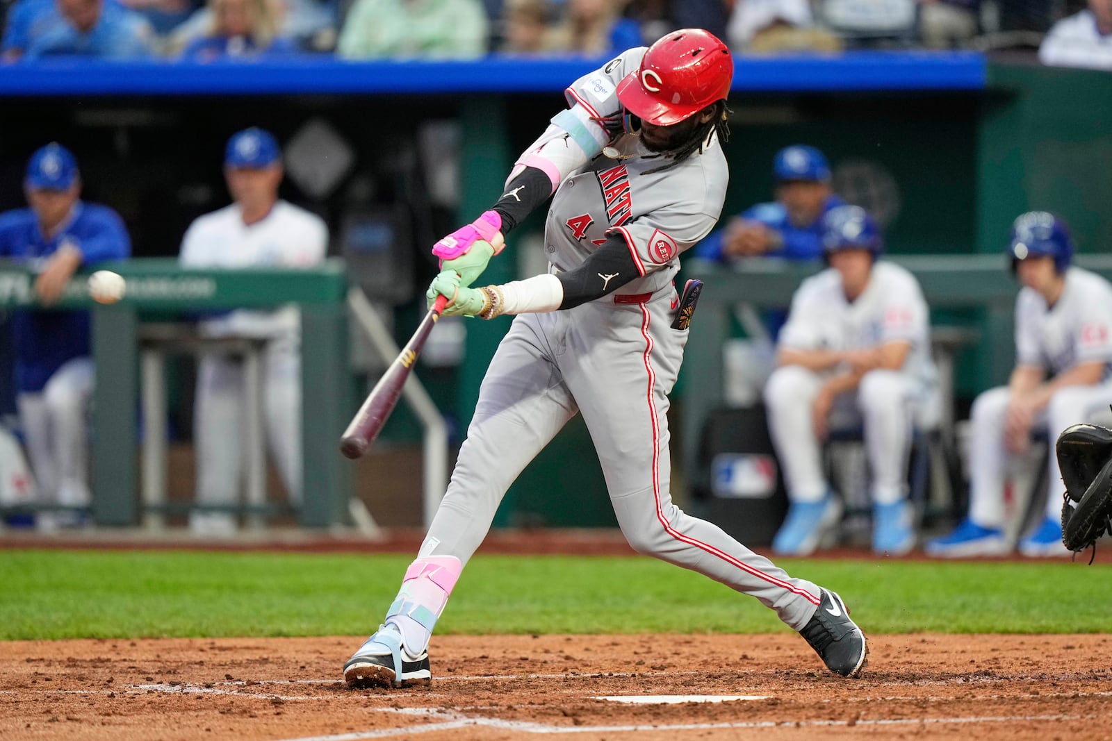 Cincinnati Reds' Elly De La Cruz hits a solo home run during the fourth inning of a baseball game against the Kansas City Royals, Tuesday, May 27, 2025, in Kansas City, Mo. (AP Photo/Charlie Riedel)