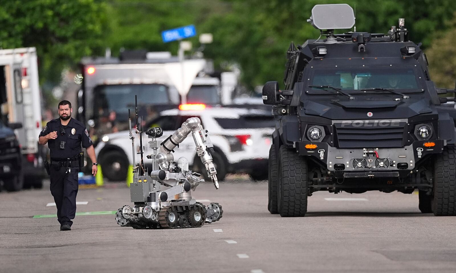 Law enforcement officials investigate after an attack on the Pearl Street Mall Sunday, June 1, 2025, in Boulder, Colo. (AP Photo/David Zalubowski)