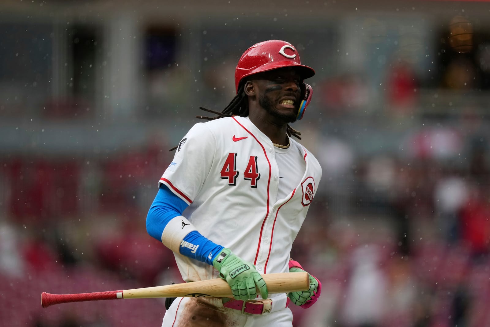 Cincinnati Reds shortstop Elly De La Cruz jogs to first base in the rain on a hit that would be judged foul after official review during the fifth inning of a baseball game against the Washington Nationals, Sunday, May 4, 2025, in Cincinnati. (AP Photo/Carolyn Kaster)
