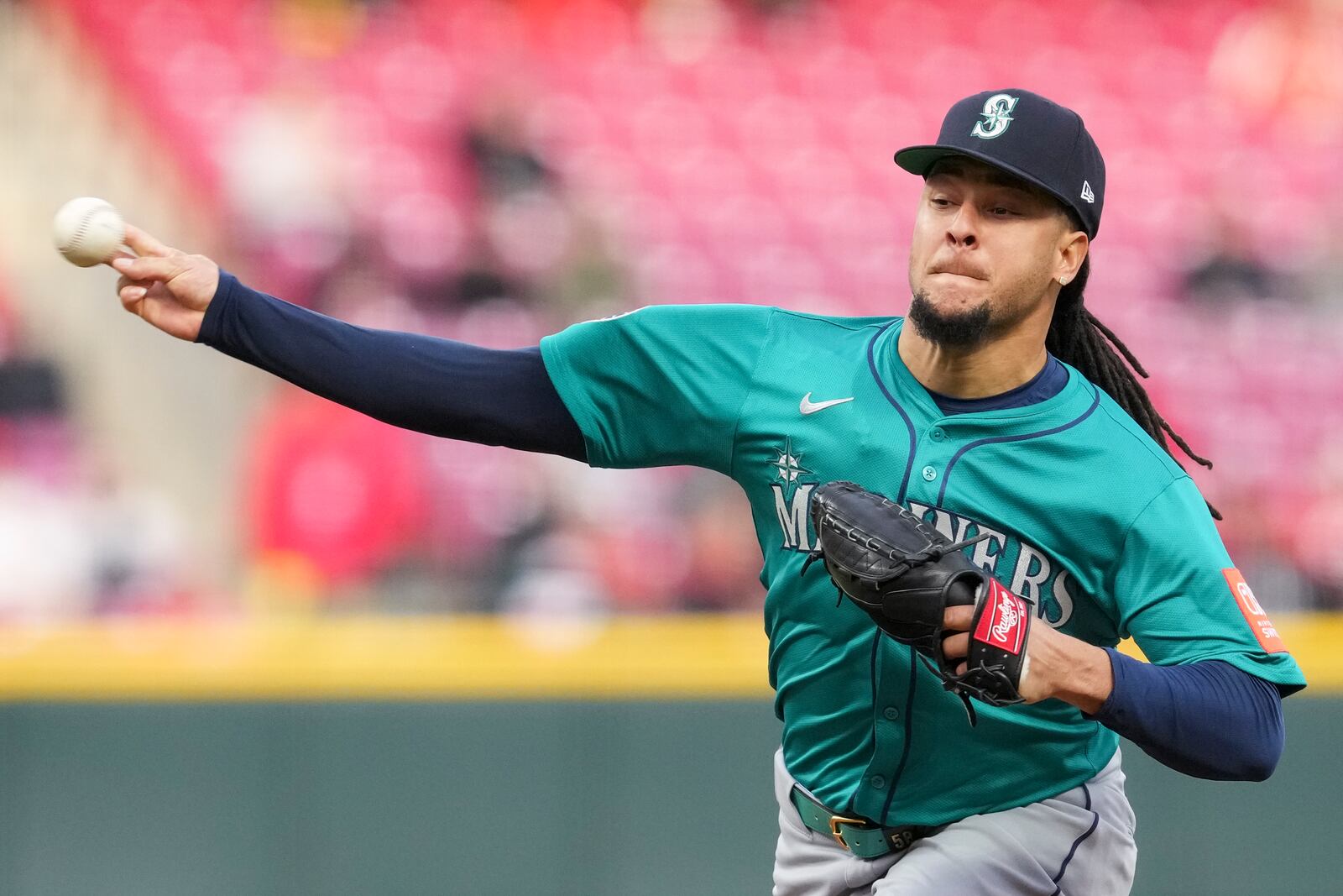 Seattle Mariners pitcher Luis Castillo throws during the second inning of a baseball game against the Cincinnati Reds, Tuesday, April 15, 2025, in Cincinnati. (AP Photo/Jeff Dean)