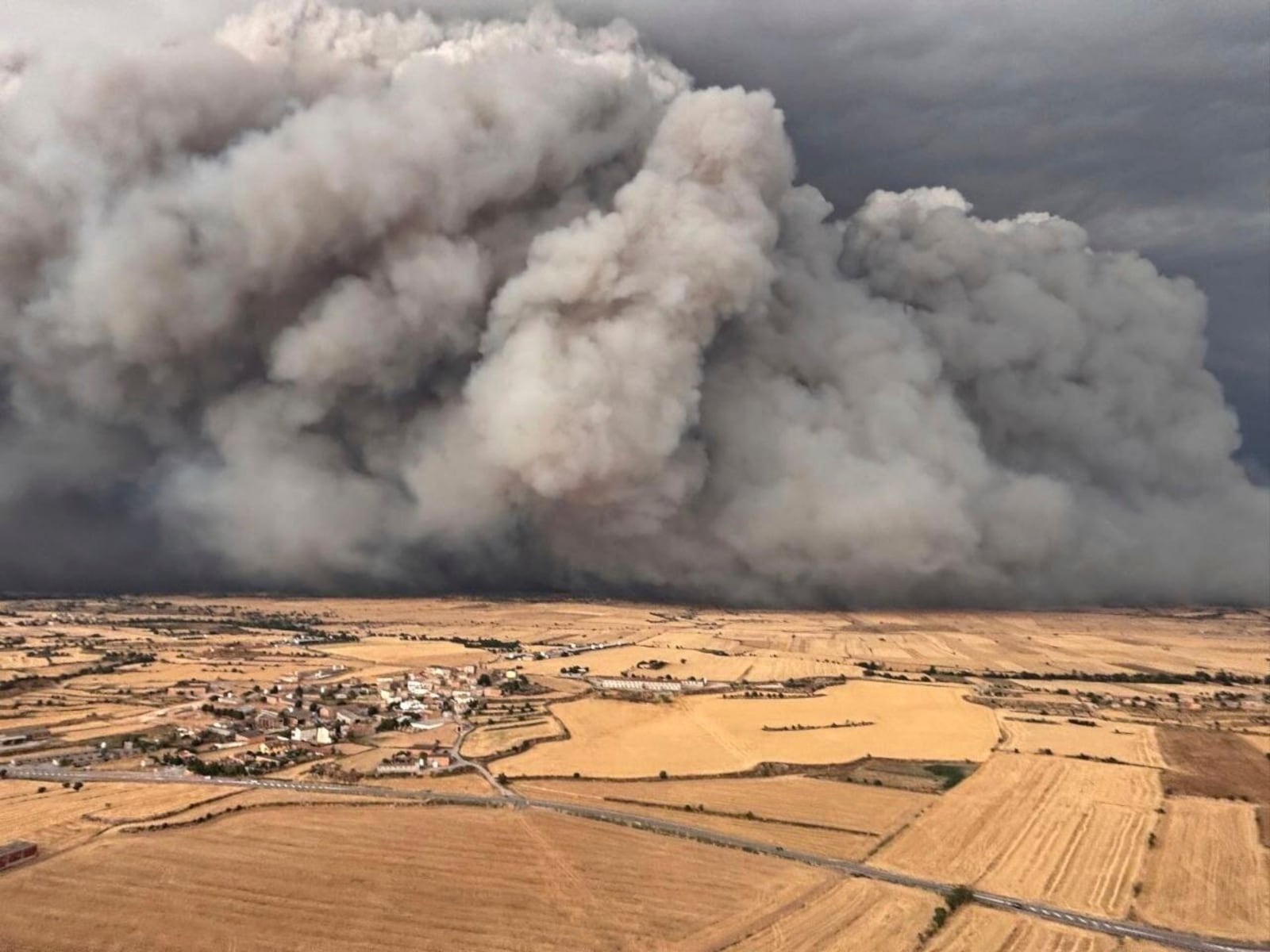 In this photo released by Agents Rurals de Catalunya, uncontrolled fire rages across the grasslands in the Segarra region, in the rural province of Lleida, Spain, Tuesday, July 1, 2025. (AP Photo/ Agents Rurals de Catalunya, HO)