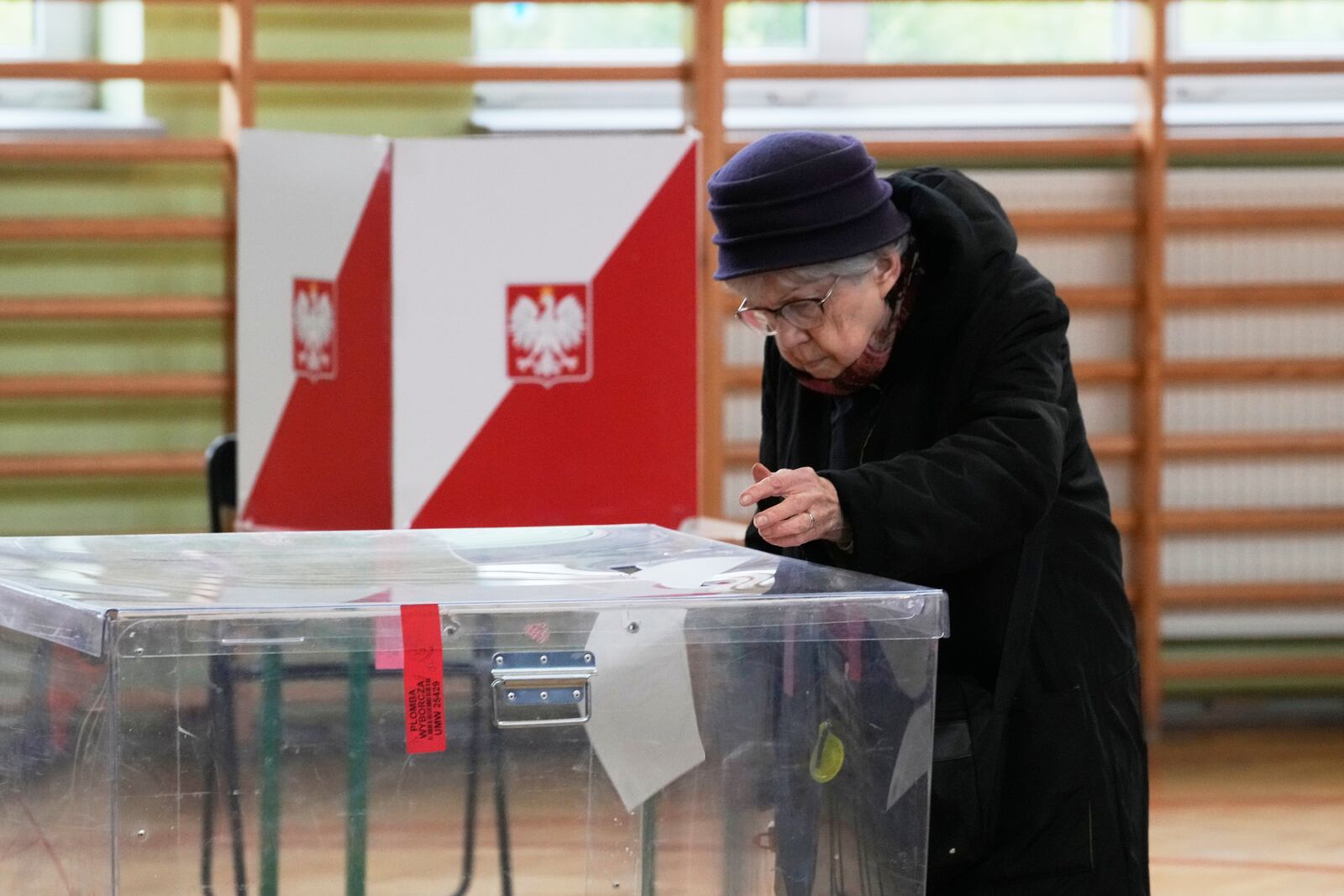 Voter cast their ballots polling stations opened in the first round of Poland's presidential elections in Warsaw, on Sunday, May 18, 2025. (AP Photo/Czarek Sokolowski)