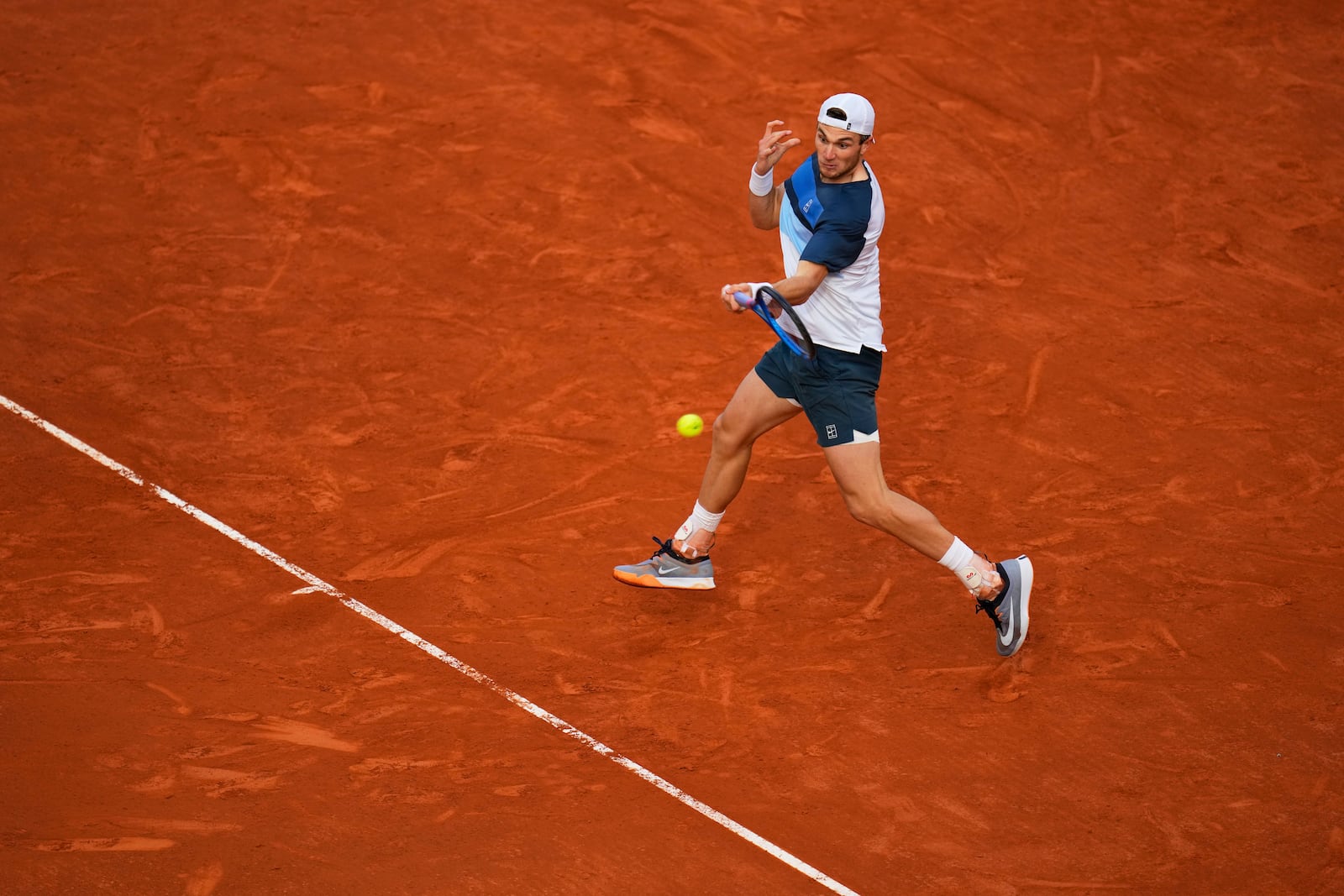 Britain's Jack Draper returns to Norway's Casper Ruud during the Madrid Open tennis final in Madrid, Spain, Sunday, May 4, 2025. (AP Photo/Manu Fernandez)