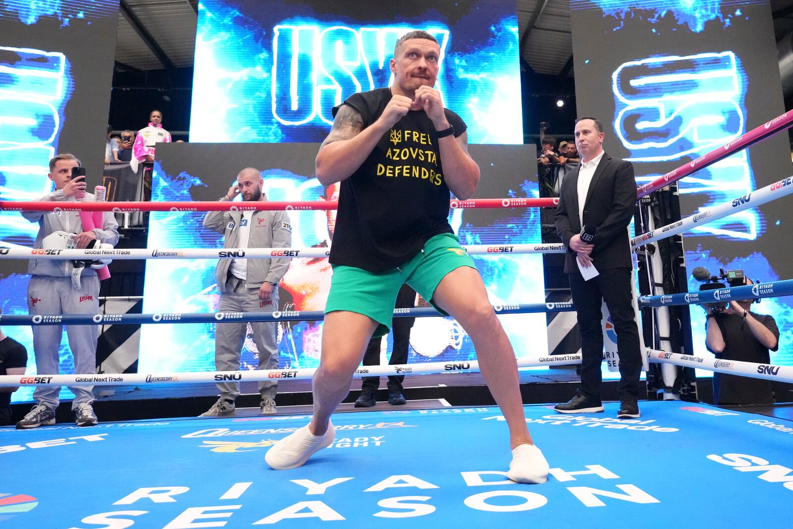 Ukraine's boxer Oleksandr Usyk warms up during a public workout at BoxPark near Wembley stadium in London, Wednesday, July 16, 2025 ahead of the undisputed heavyweight champion boxing fight between Britain's Daniel Dubois and Oleksandr Usyk on Saturday. (AP Photo/Kirsty Wigglesworth)