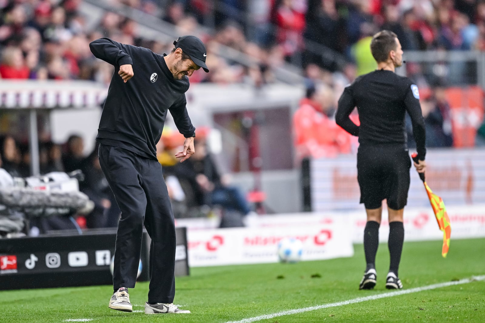 Freiburg coach Julian Schuster reacts, during the German Bundesliga soccer match between, SC Freiburg and Bayer Leverkusen, at Europa-Park Stadium, in Freiburg im Breisgau, Germany, Sunday, May 4, 2025. (Harry Langer/dpa via AP)