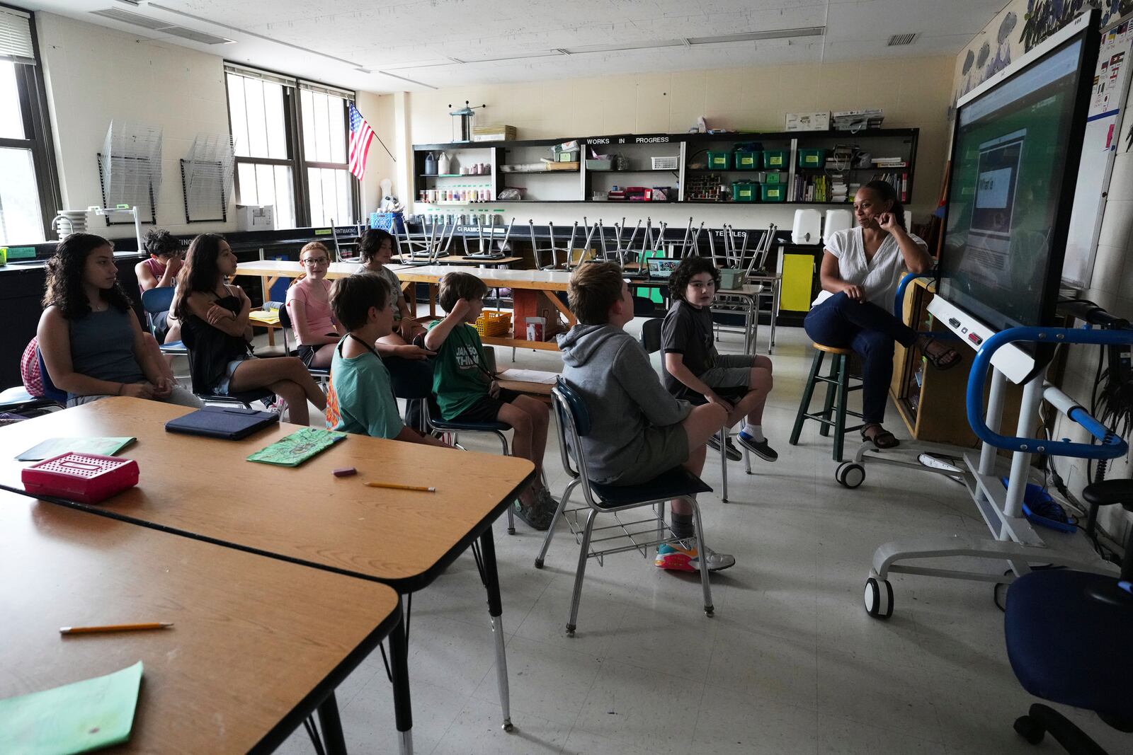 Art teacher Lindsay Johnson, right, teaches students how to ask ChatGPT for help during a summer class at Roosevelt Middle School, Wednesday, June 25, 2025, in River Forest, Ill. (AP Photo/Nam Y. Huh)