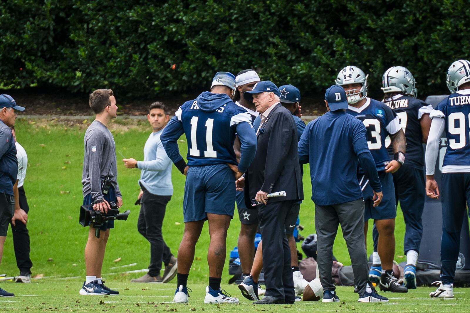 Dallas Cowboys owner Jerry Jones talks with Micah Parsons (11) during NFL football practice at the Cowboys facility, Tuesday, June 10, 2025, in Frisco, Texas. (AP Photo/Jessica Tobias)