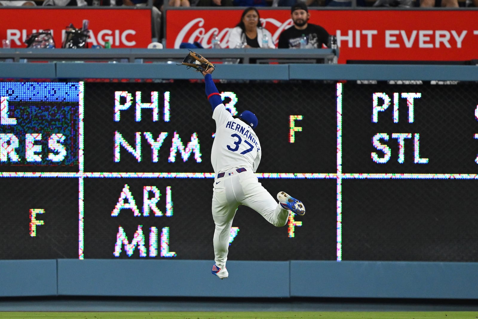 Los Angeles Dodgers right fielder Teoscar Hernandez makes the catch at the wall for the out on Cincinnati Reds' Jose Trevino during the third inning of a baseball game Monday, Aug. 25, 2025, in Los Angeles. (AP Photo/Jayne Kamin-Oncea)