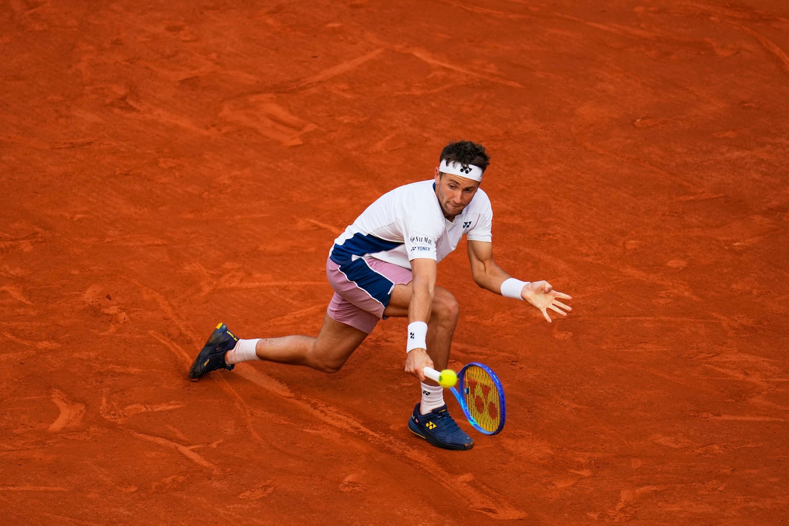 Norway's Casper Ruud returns to Britain's Jack Draper during the Madrid Open tennis final in Madrid, Spain, Sunday, May 4, 2025. (AP Photo/Manu Fernandez)