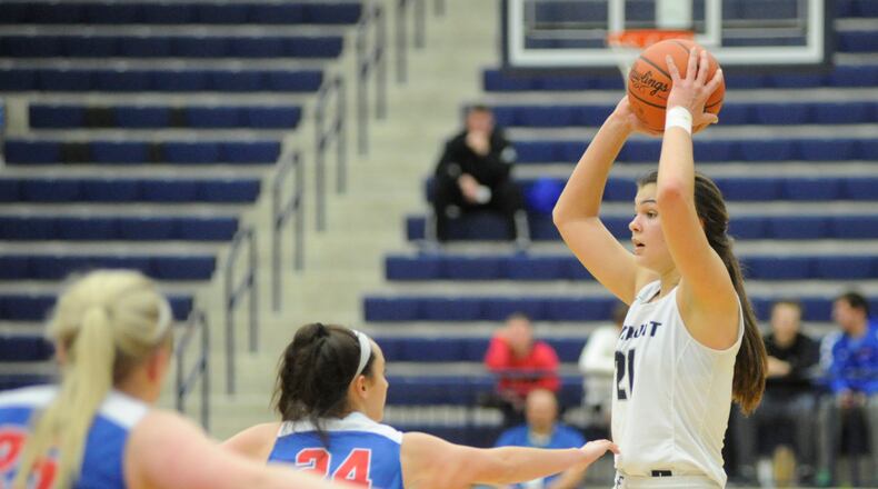 Maddy Westbeld of Fairmont with ball. MARC PENDLETON / STAFF