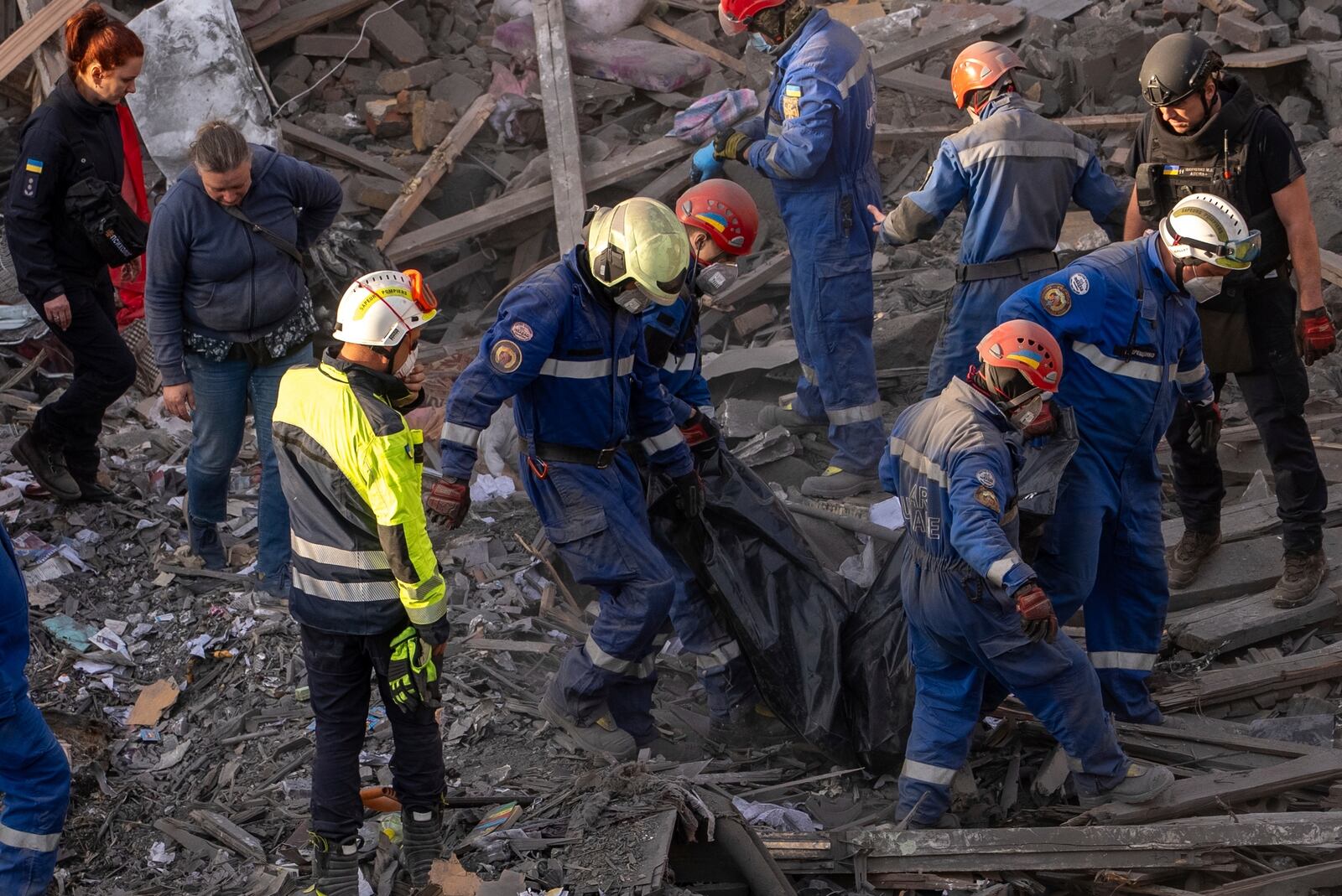 Rescue workers carry the body of a victim found under the rubble after a Russian strike in a residential neighborhood in Kyiv, Ukraine, Thursday, April 24, 2025. (AP Photo/Alex Babenko)