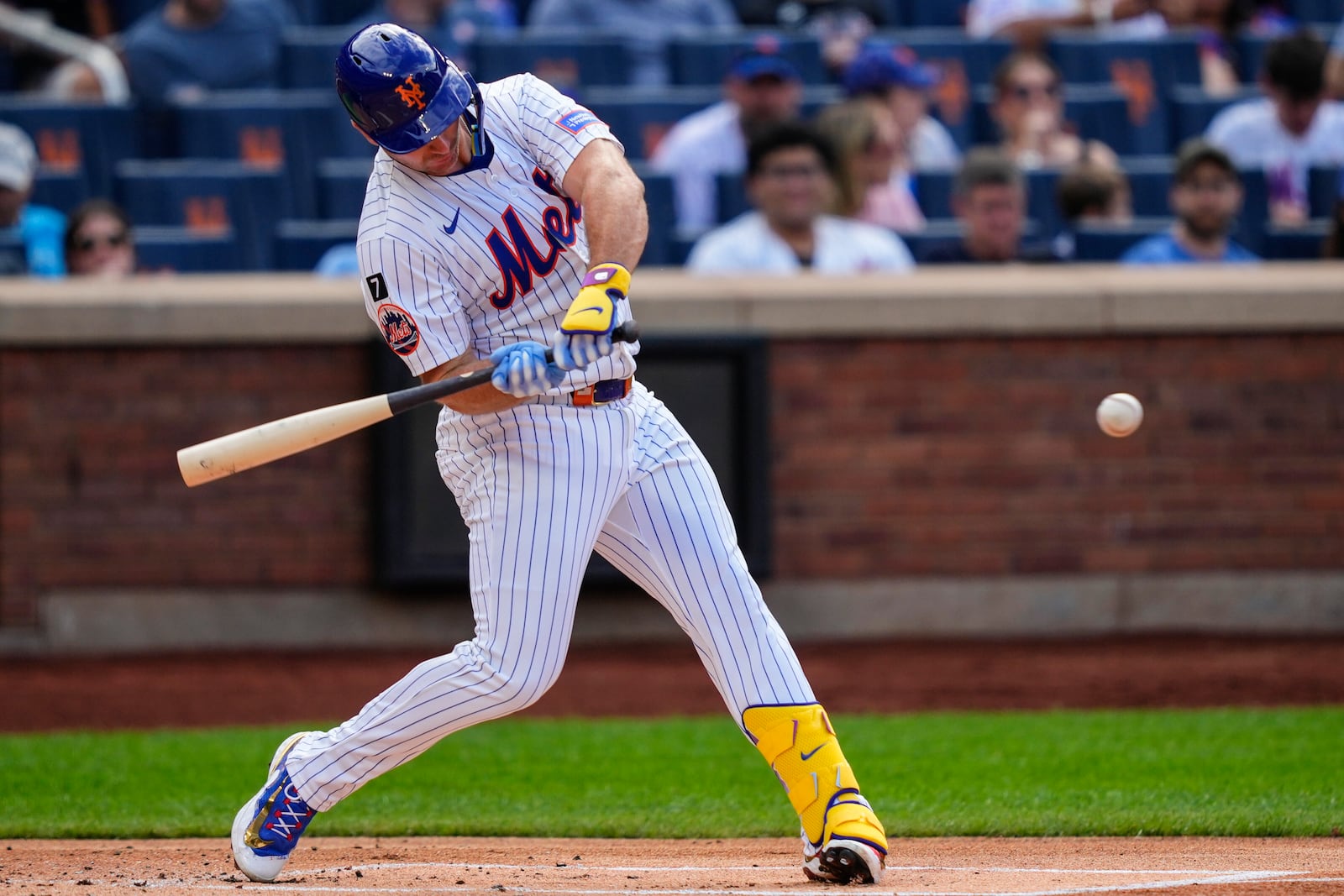 New York Mets' Pete Alonso (20) hits a single during the first inning of a baseball game against the Cincinnati Reds, Saturday, July 19, 2025, in New York. (AP Photo/Yuki Iwamura)