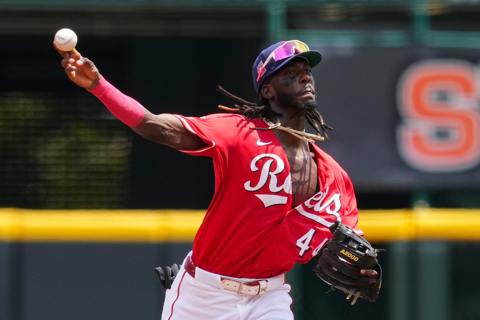 Cincinnati Reds shortstop Elly De La Cruz throws out Tampa Bay Rays' Chandler Simpson at first base during the second inning of a baseball game, Sunday, July 27, 2025, in Cincinnati. (AP Photo/Jeff Dean)