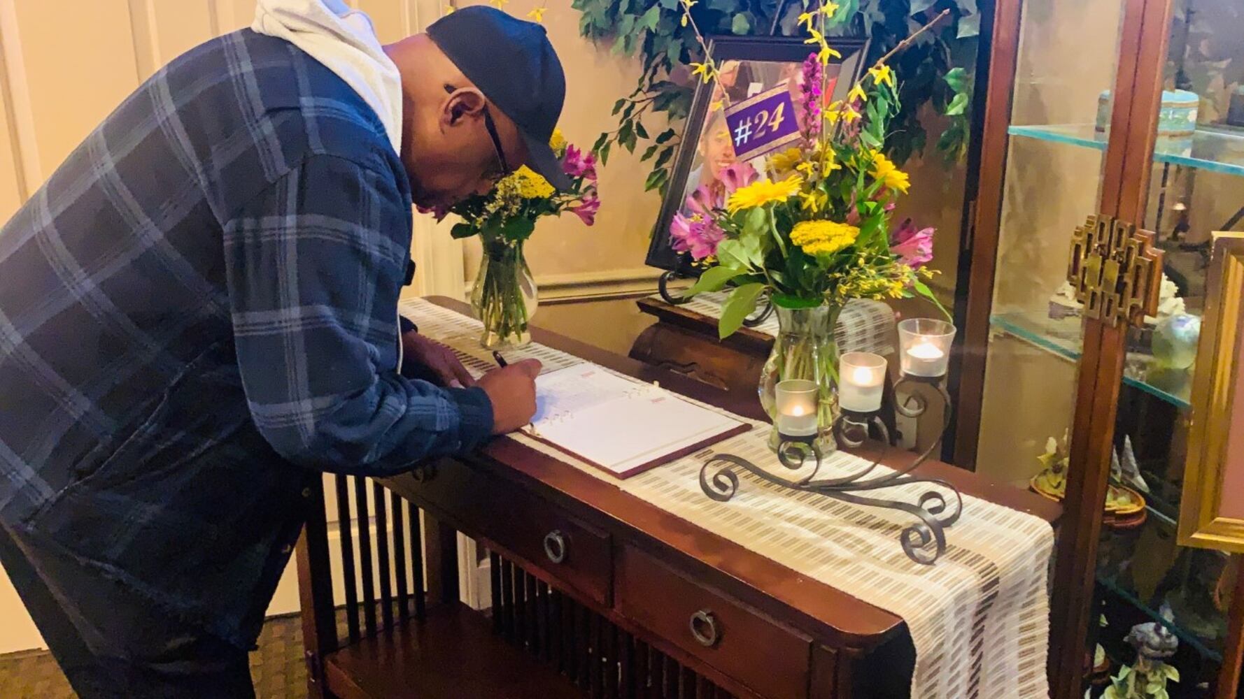 PHOTO: Condolences book for Kobe, Gianna Bryant fills with names