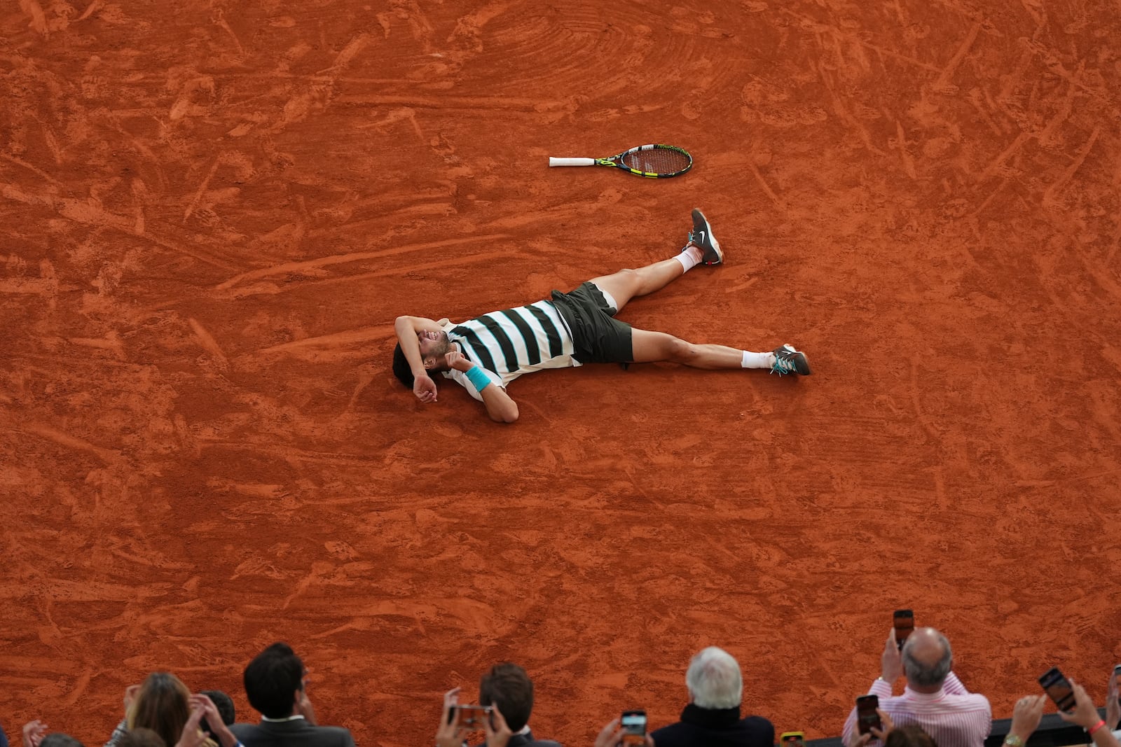 Spain's Carlos Alcaraz celebrates after winning the final match of the French Tennis Open against Italy's Jannik Sinner at the Roland-Garros stadium in Paris, Sunday, June 8, 2025. (AP Photo/Lindsey Wasson)